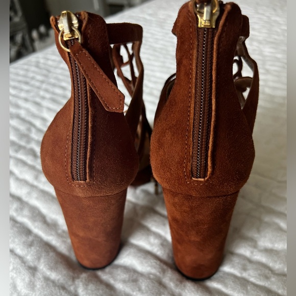 Gorgeous sexy brown suede heel. - Picture 3 of 4